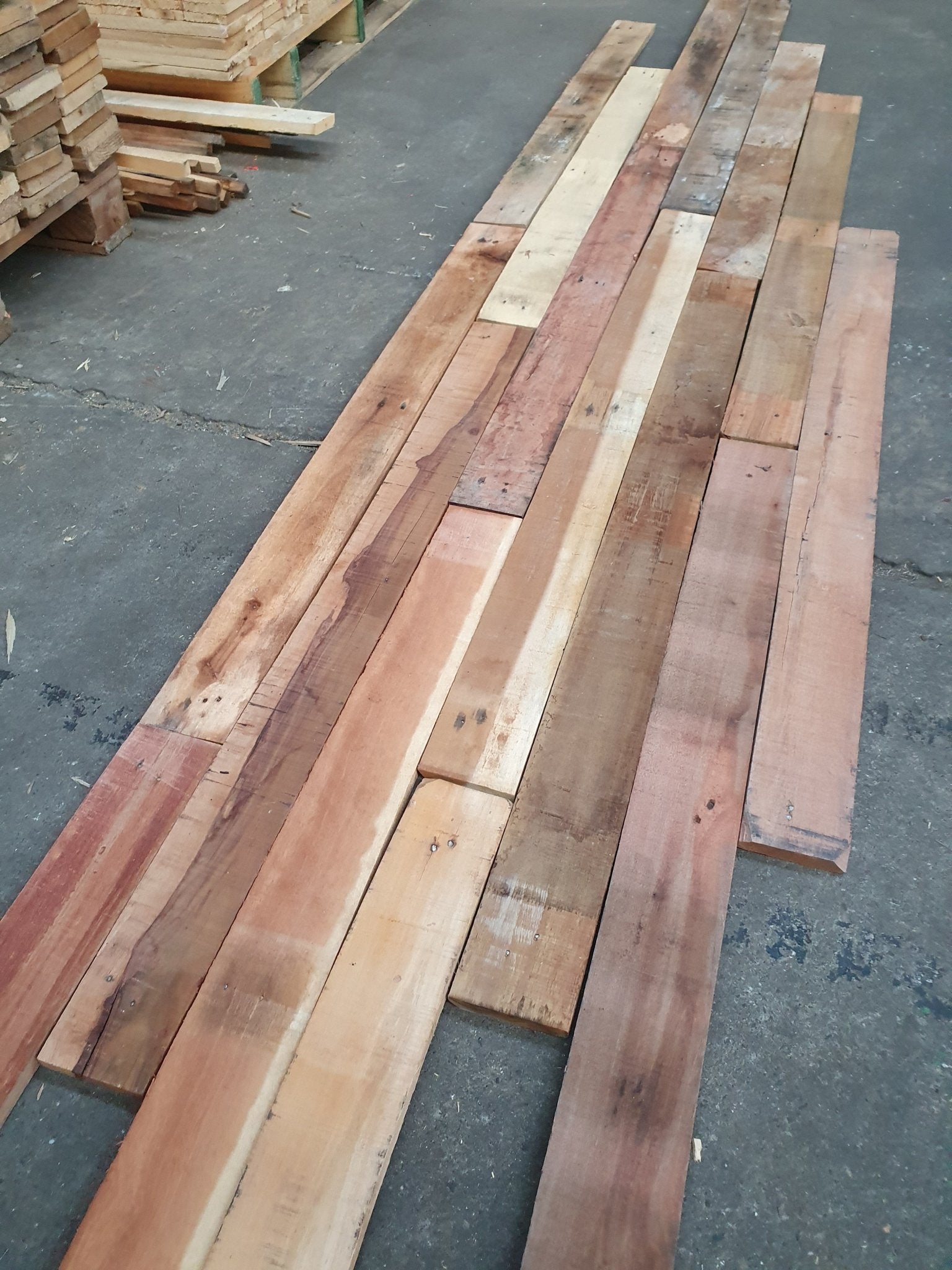 Duurzaam bouwen met aandacht voor detail: De recupwood planken, zorgvuldig ontnageld en voorbereid voor uw project.