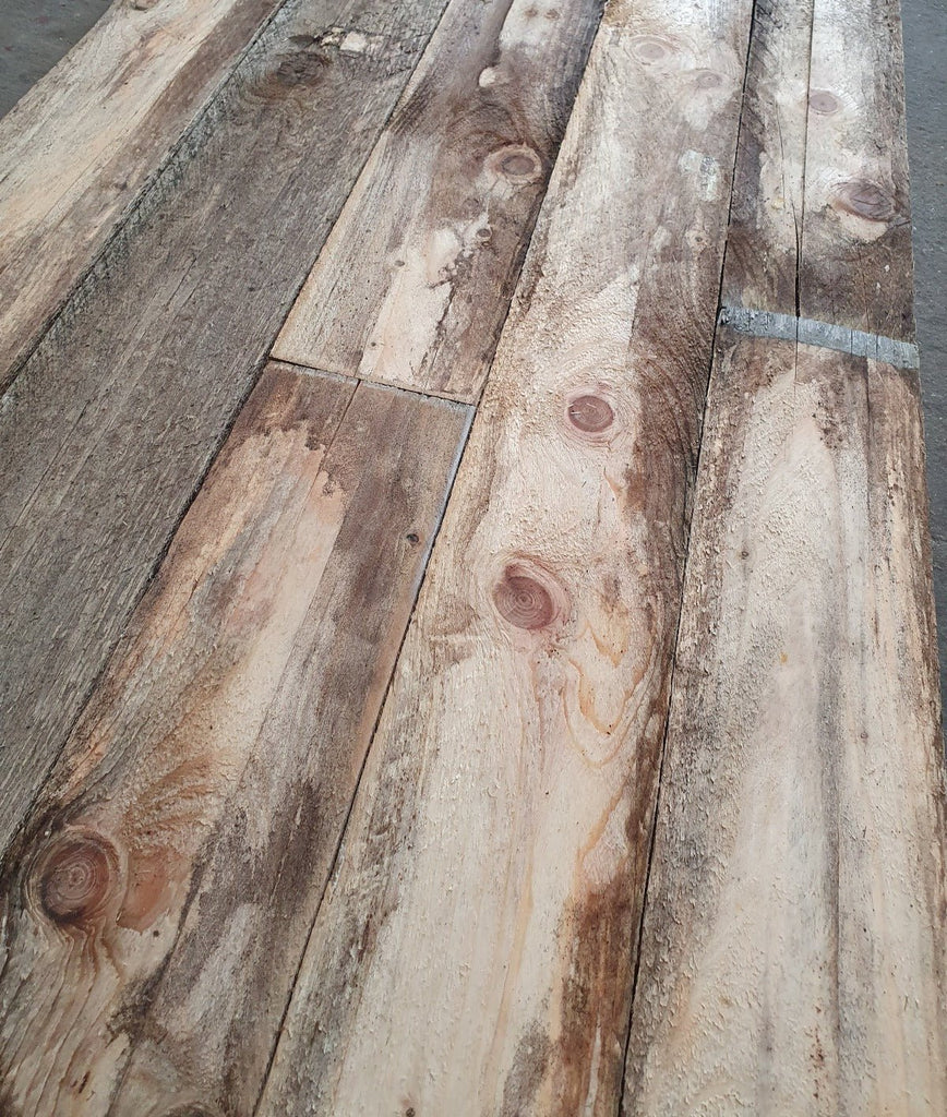 Duurzaam hergebruikte naaldhouten plank, 100 x 11.8 x 1.7 cm, uit een verlaten fabriekshal, een prachtig toonbeeld van unieke weersinvloeden en kleurschakeringen.