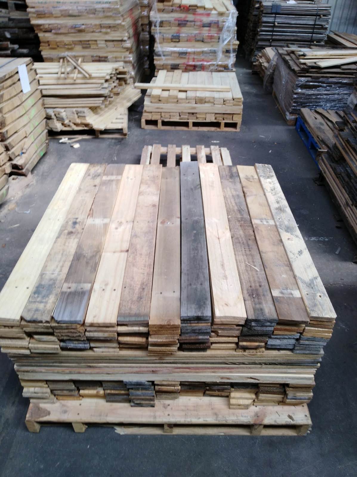 Close-up van een plank, met nadruk op de unieke kenmerken en het vakmanschap van het gerecycleerde naaldhout.